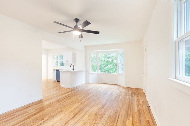Building Photo - Beautiful Newly Renovated 2/1 w/ Large Fen...