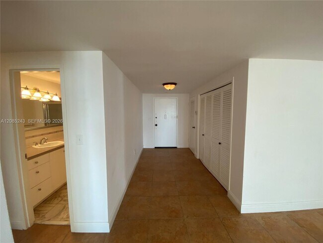 Foto del edificio - 5825 Collins Ave
