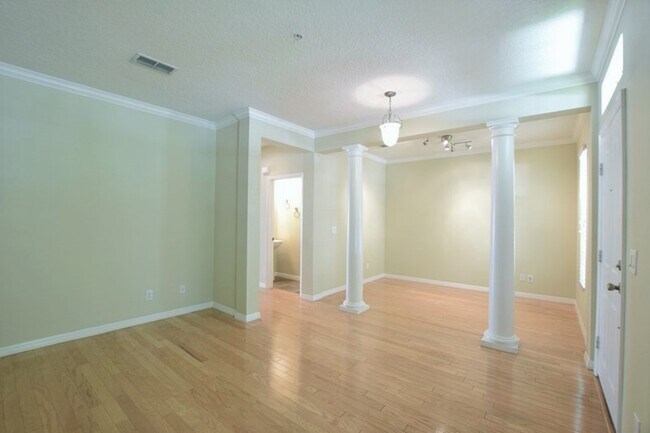 Building Photo - Amazing 2 Bedroom, 2.5 Bathroom Townhome i...