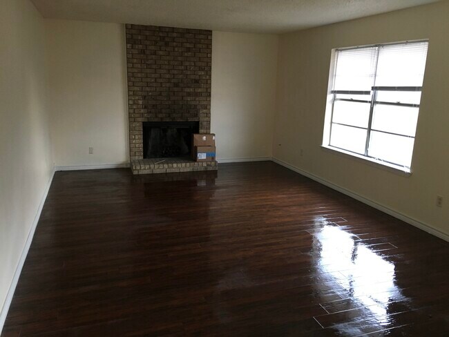 Building Photo - 3215 Ellen Dr