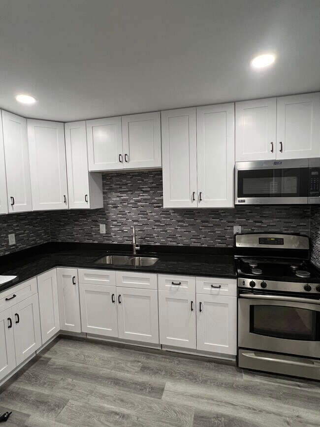 Kitchen - 3240 W Polk St