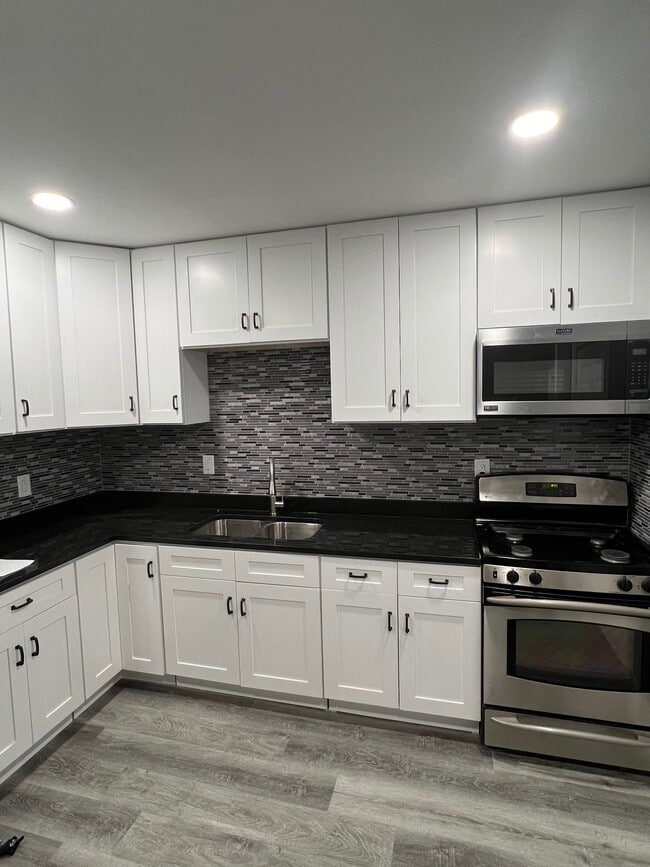 Kitchen - 3240 W Polk St