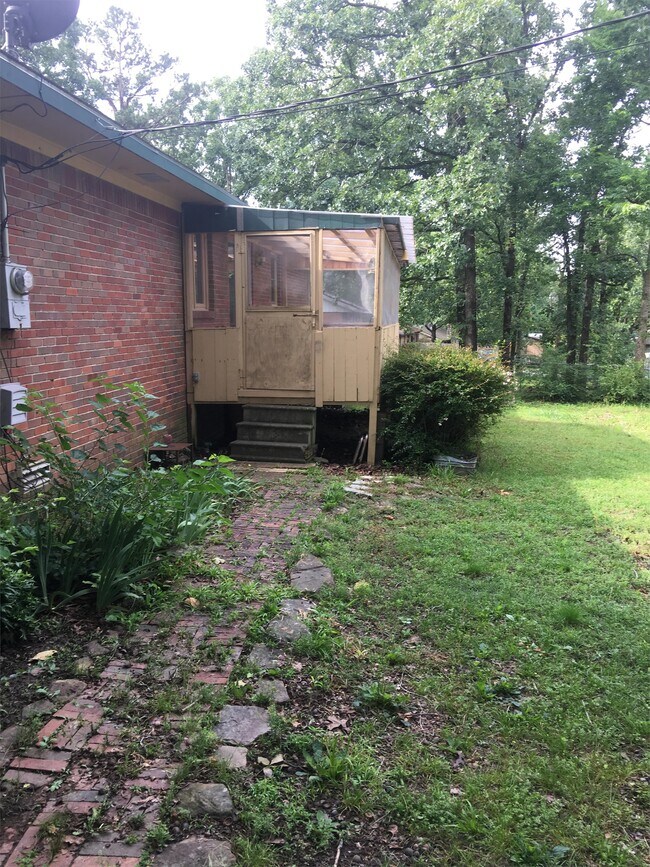 Building Photo - 390 College Heights Dr