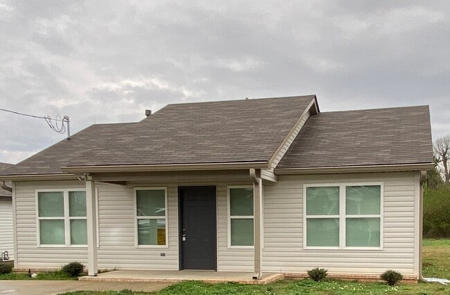 Foto del edificio - Three bedroom three bath available now!