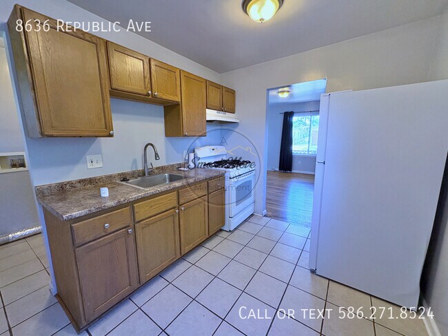 Foto del edificio - 8636 Republic Ave