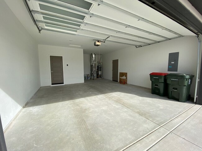 Building Photo - Lovely Single Level 3 Bed 2 Bath Home in M...