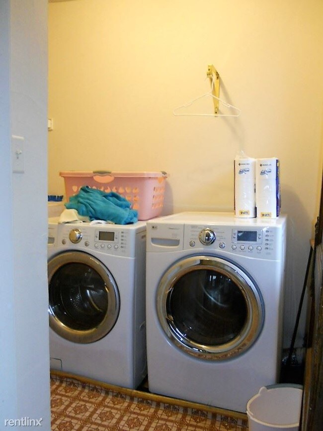 Foto del edificio - 4 br, 1 bath Duplex - 2858 N Frederick Ave