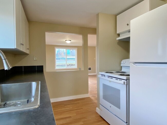 Building Photo - Updated 2 Bedroom