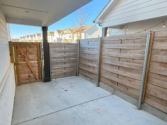 Foto del edificio - Robinson Rowhouses unit with 2 car garage!