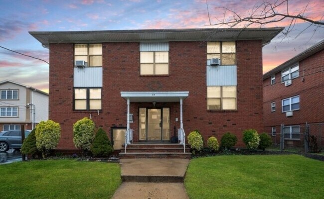 Building Photo - 35 E Price St