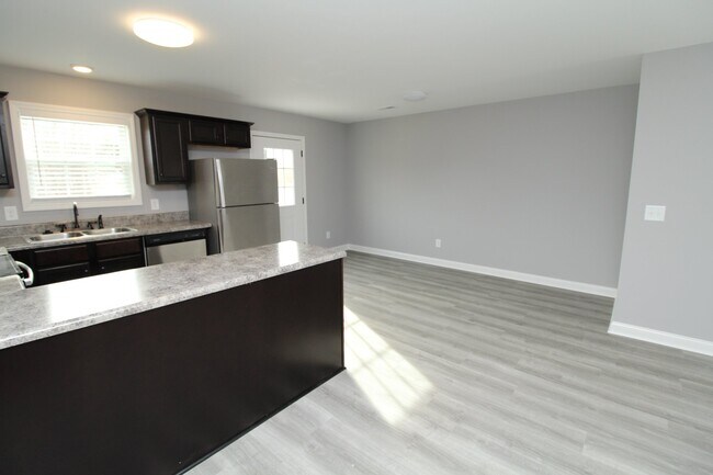 Building Photo - 1721 Manning Dr