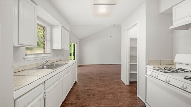 Foto del edificio - 5411 Lorraine Dr