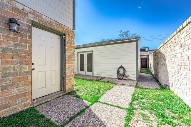 Building Photo - 10626 Sandpiper Dr