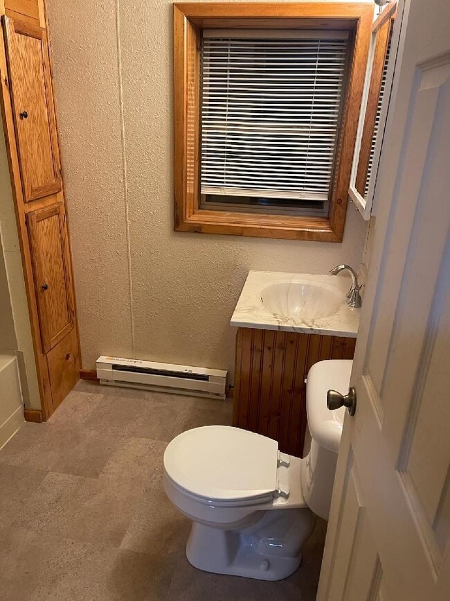 BAÑO - 1022 Superior Ave