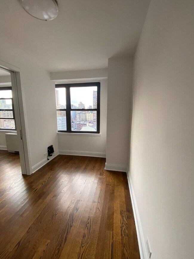 Building Photo - 240 E 82nd St