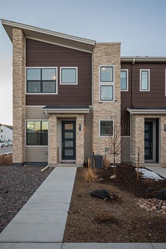 Modern 3 Bed/ 2.5 Bath Townhome in Sterling Ranch - Modern 3 Bed/ 2.5 Bath Townhome in Sterling Ranch