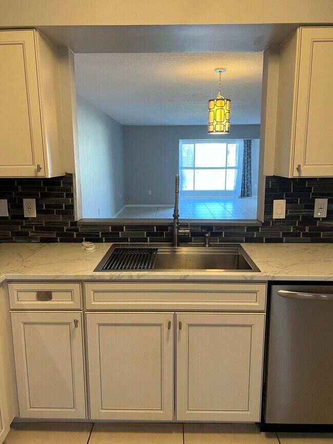 Building Photo - 5951 Regal Glen Dr