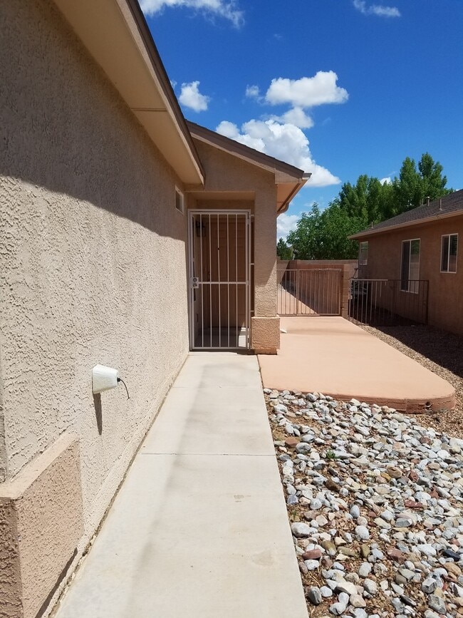 Building Photo - 3 bed 2 bath home in Huning Ranch!