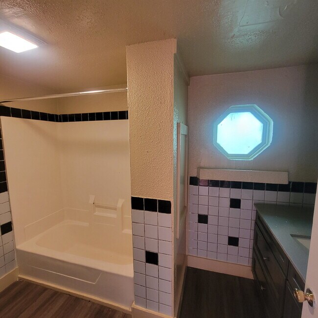Foto del edificio - Near Westside 3BR House w/Garage!