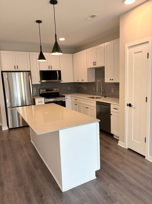 Building Photo - Leavenworth Lofts |Top-Floor 1-Bedroom Penthouse | 1 Month Free w/ 13-Month Lease