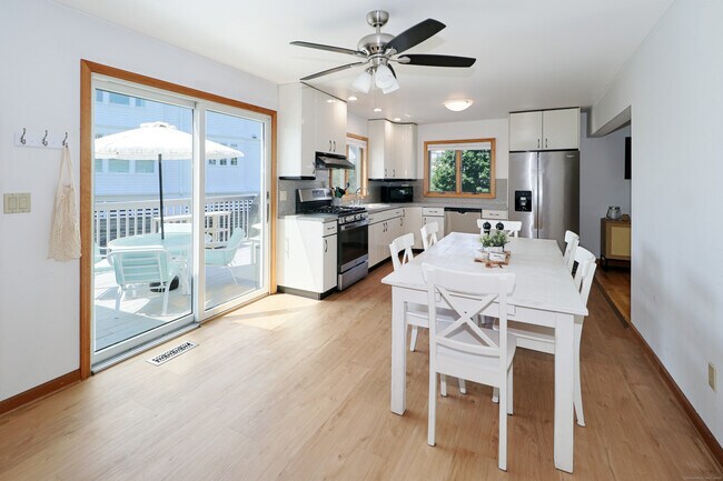 Foto del edificio - 560 Fairfield Beach Rd