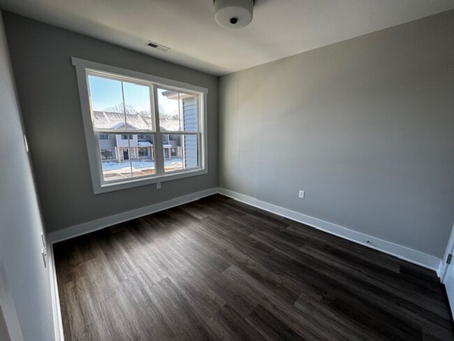 Foto del edificio - New Construction Townhomes in Evington-Cam...