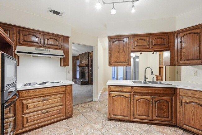 Foto del edificio - Charming 4 Bedroom 2.5 Bath Home In RISD!