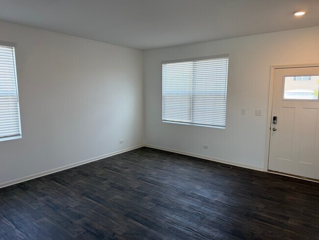 Foto del edificio - 345 Hemlock Ln