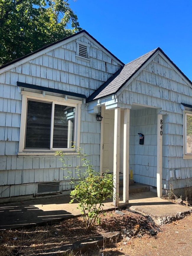 Building Photo - Cute 1 bedroom with laundry and a yard!