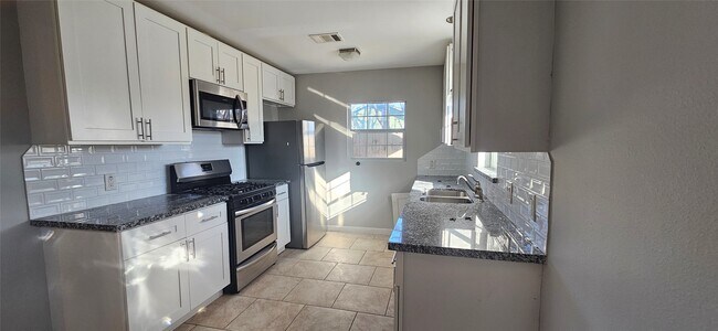 Building Photo - 2914 Staples St