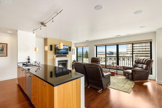 Foto del edificio - 5th Floor Condo with views of the Columbia...