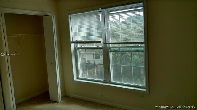 Building Photo - 1600 SW 44th Ave