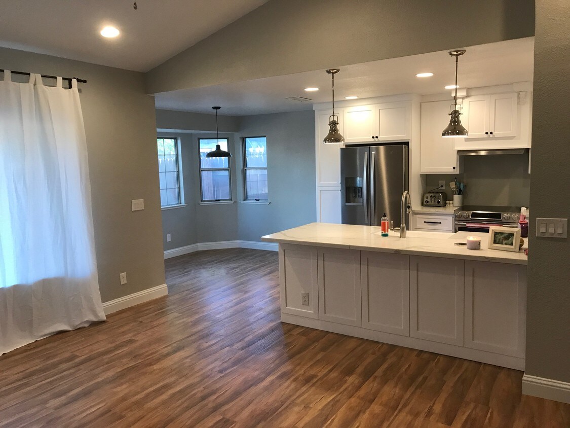 Foto del edificio - 8640 Delahye Cir