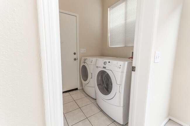 Building Photo - Spacious and Bright Oceanside Home for Rent