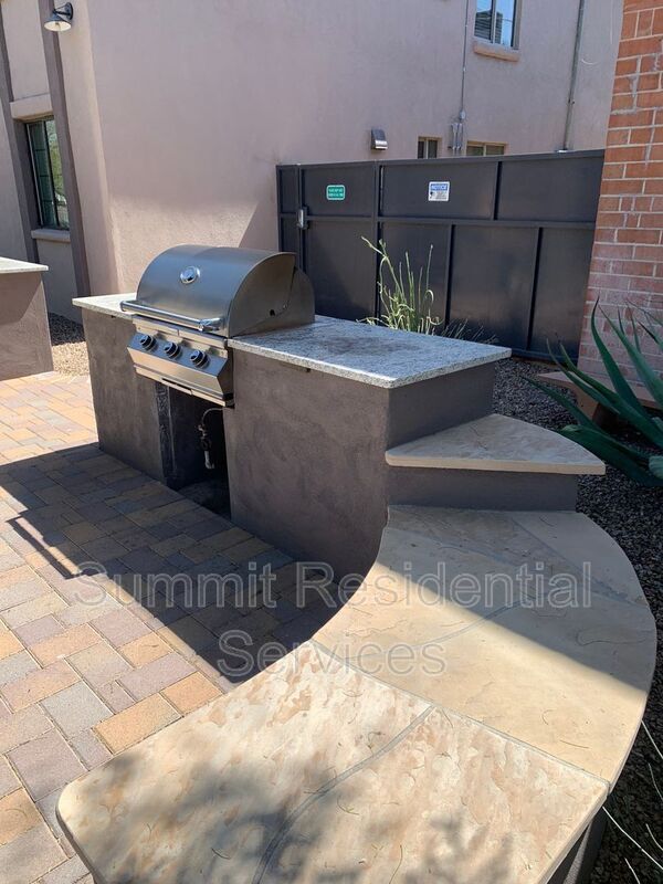 Building Photo - 838 E 9th St