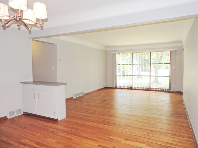 Foto del edificio - 3 Bed - 1 Bath Ranch for Rent in Richmond Heights!