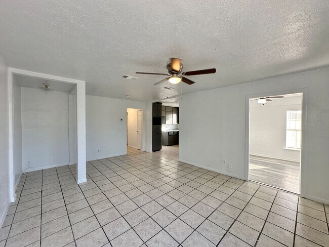 Building Photo - 910-912 Stetson