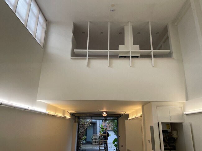 Building Photo - Bright Live-Work Studio  & Tall Ceilings o...