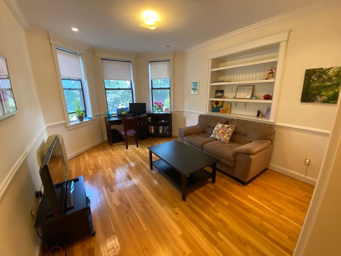 Foto principal - HOT BROOKLINE LISTING!!!!!