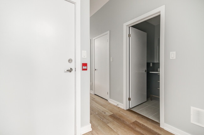 Building Photo - 453 Dundas St W