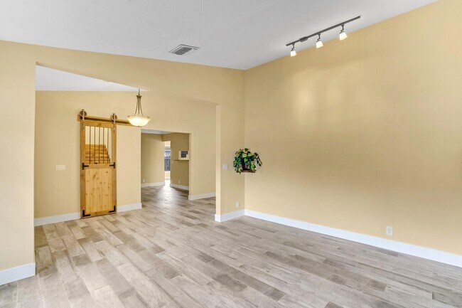 Building Photo - 527 Indigo Ave