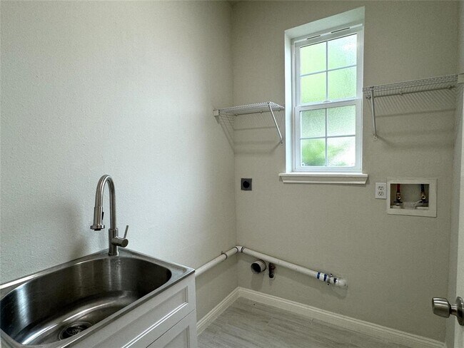 Foto del edificio - 5015 Cottonglen Ct