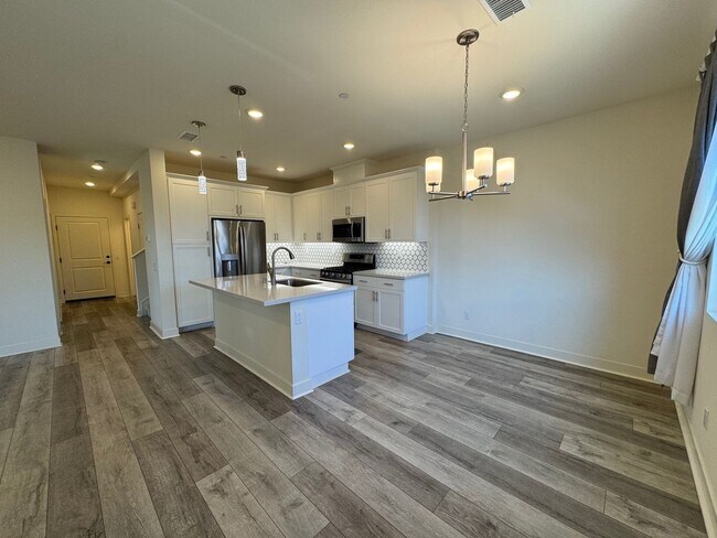 Building Photo - Spacious 4 Bedroom Condo near Downtown Ful...