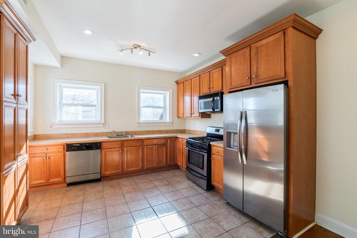 2546 W Girard Ave Unit UPPER, Philadelphia, PA 19130 Room for Rent in Philadelphia, PA