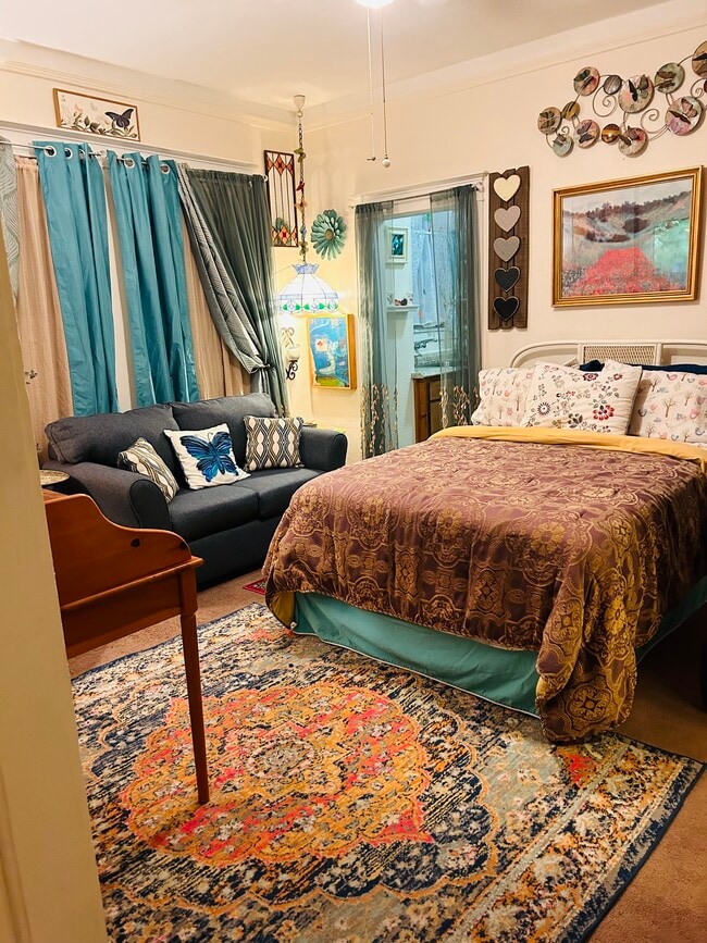 Este es uno de nuestros estudios en el segundo piso, cocina completa y baño. - The Lindsay Furnished Apartments