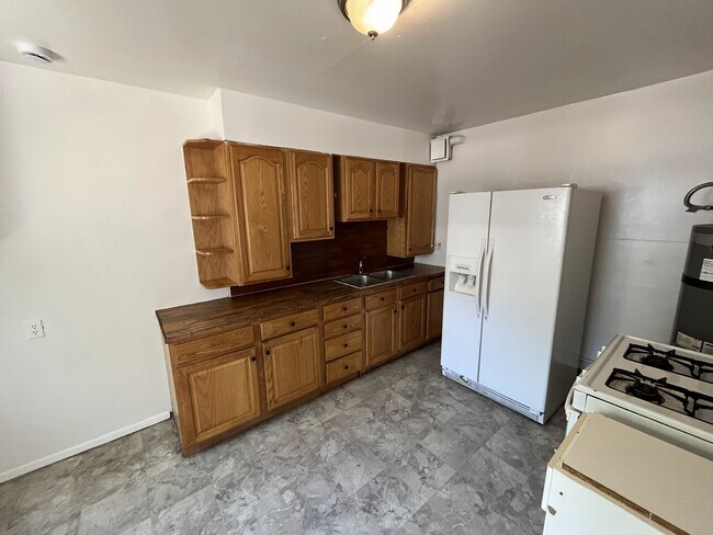 Building Photo - Spacious Apartment in Midvale!
