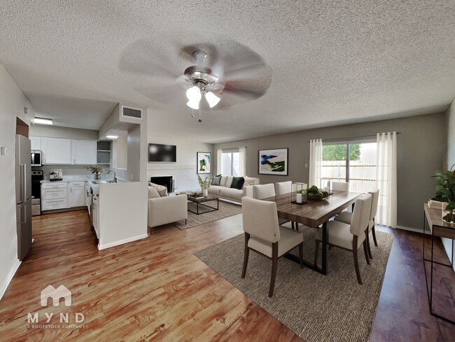 Foto del edificio - Del Estrado Townhomes