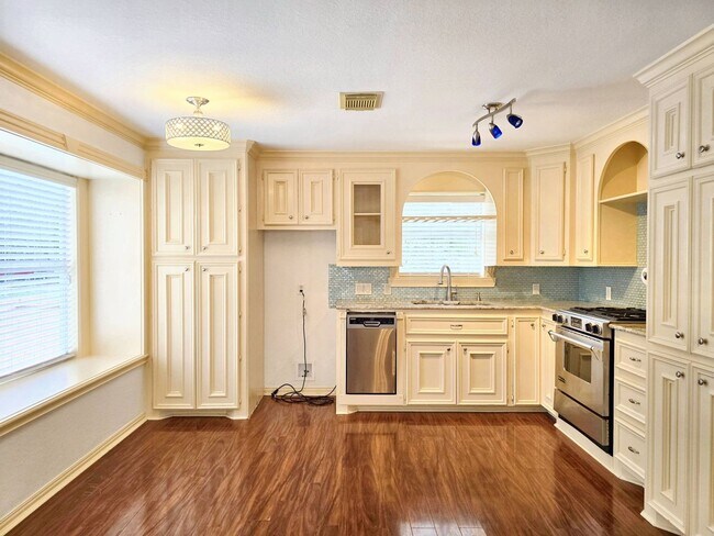 Building Photo - 828 E 39th St
