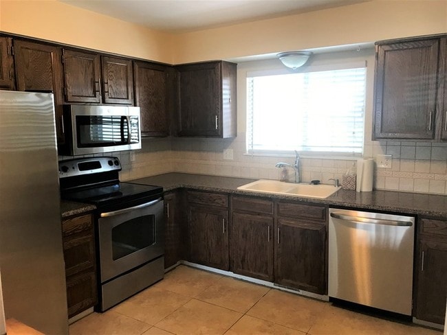 Building Photo - Beautiful Townhome in Sturbridge