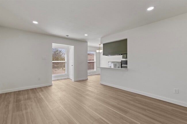 Building Photo - 908 Isbell Rd